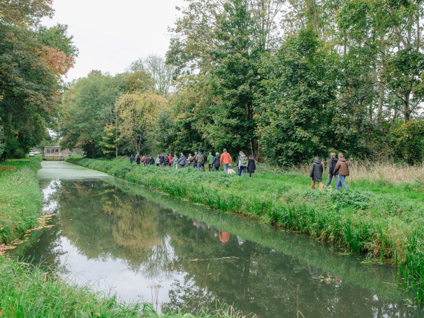 Groep wandelaars naast kanaal